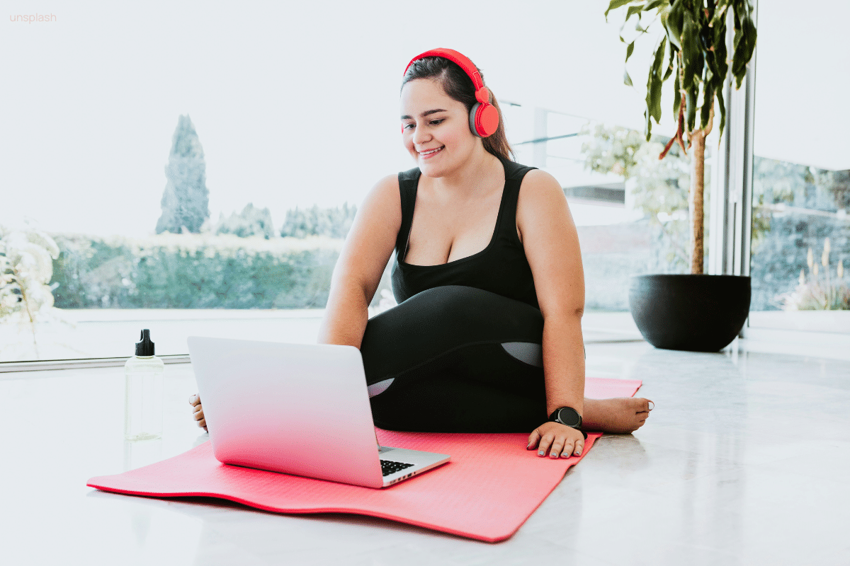 thuis sporten met fibromyalgie voor beginners. Dit is hoe je begint met thuis sporten als je chronische pijn en vermoeidheid hebt.